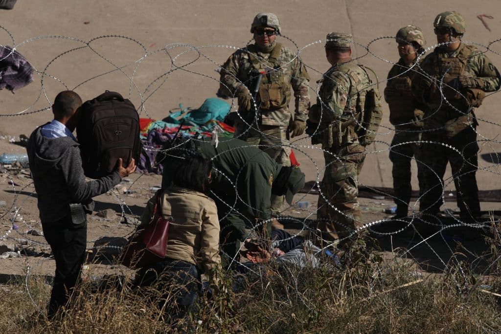 El fin de semana pasado, Oscar Leeser, alcalde demócrata de la ciudad fronteriza texana de El Paso, 
<a href="https://www.univision.com/noticias/inmigracion/el-paso-estado-de-emergencia-titulo-42">declaró el estado de emergencia debido a la llegada masiva de migrantes a la ciudad</a> cruzando la frontera con México.