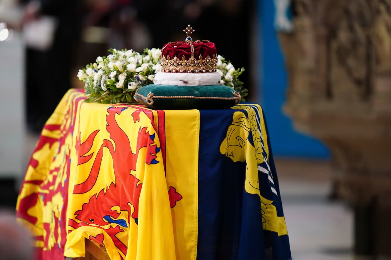 La Corona de Escocia sobre el ataúd. El rey y la reina consorte, estuvieron acompañados por otros miembros de la familia real británica en un servicio de "Oración y reflexión por la vida de la reina" 
<br>
<br>