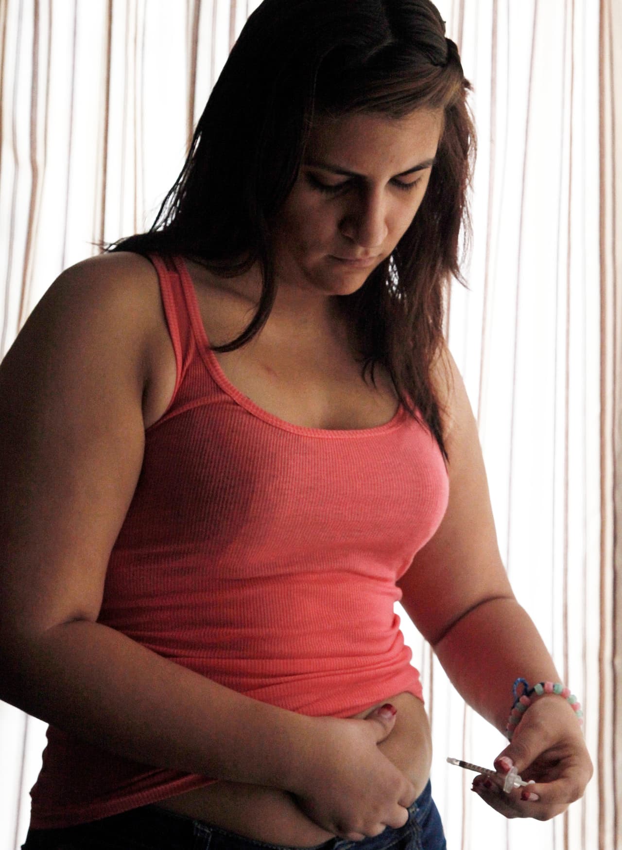 Judith Garcia, una joven de 19 años, se inyecta insulina. Esta sustancia ahora se comercializa en diferentes formas: hay insulinas idénticas a la que el cuerpo produce, insulinas rápidas, lentas. 
<br>
<br>Como indica la Asociación Americana de Diabetes, puede que la insulina no sea una cura para la diabetes, pero es literalmente un salvavidas.
<br>
<br> 
<br>