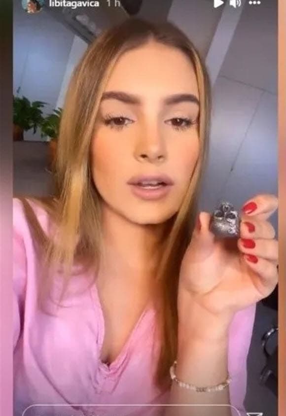 Por aquellas fechas, la mujer, que se identificó en redes sociales como Livia Gavica Farriols, ex reina del Carnaval de Mazatlán 2020, presumió tener el accesorio en su poder. 
<br>