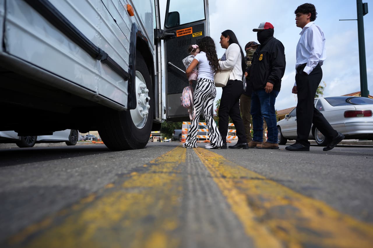 Gobierno de Trump despide a una veintena de jueces de inmigración en dos días pese a los retrasos de 3.5 millones de casos 