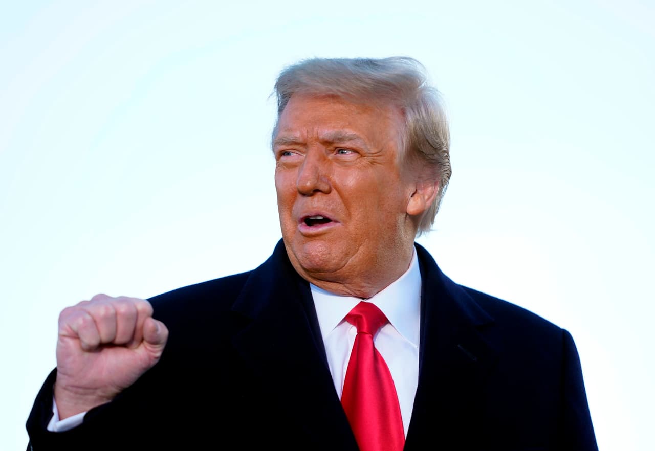 Trump elige a reconocido abogado de las Carolinas para su juicio político