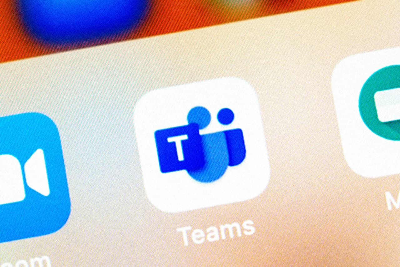 <b>Microsoft Teams</b>
<br>
<br>El servicio de trabajo virtual de Microsoft conecta a unos 100,000 usuarios por minuto.
<br>
<br>Microsoft genera 327,823 dólares de ganancias por minuto. 
<br>
<br>En 1993 solo había 14 millones de usuarios de Internet en todo el mundo. Para tener una idea, eso es menos de lo que hoy en día hay en un país como Chile, dónde hay 14 millones de usuarios.
<br>