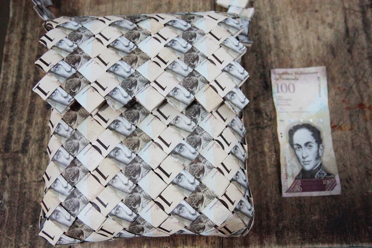 Un bolso grande contiene 800 piezas de la moneda venezolana. En Venezuela, este dinero no alcanzaria ni para comprar un café.
