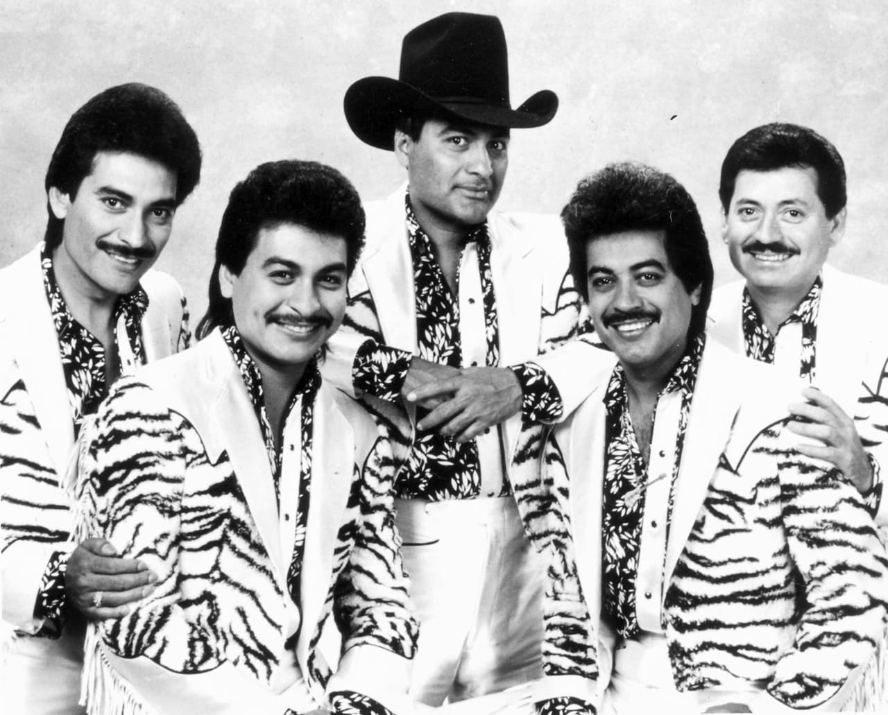 Uno de los primeros diseños que sorprendió a sus fans, fue cuando comenzaron a usar rayas atigradas en su vestuario.