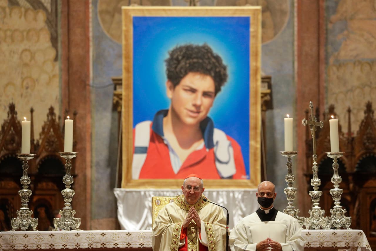 Una imagen de Carlo Acutis, de 15 años, un menor italiano fallecido de leucemia, es desplegada en la ceremonia de su beatificación en Asís, Italia, el 10 de octubre de 2020. (AP Photo/Gregorio Borgia)
<br>
