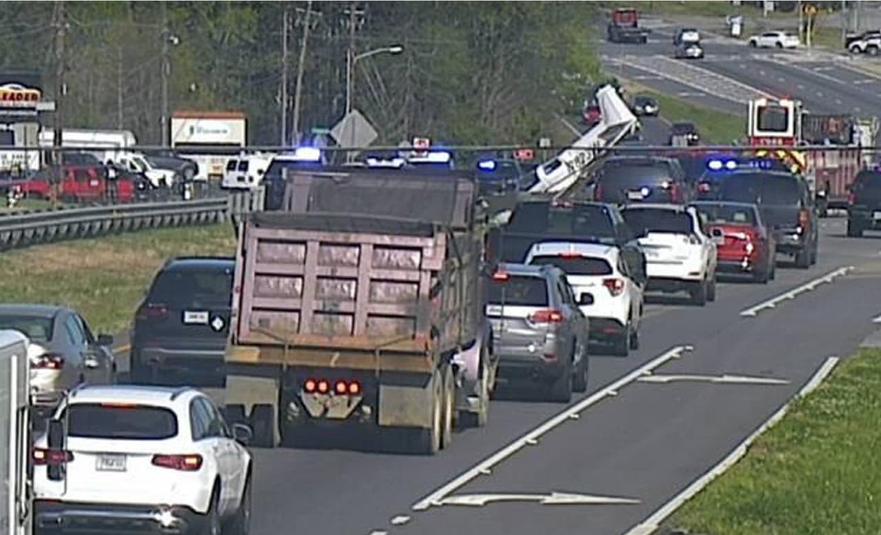 Avioneta se estrella en Cobb Parkway.