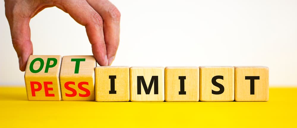 Debes evitar el pesimismo, a veces esas personas a tu lado, que son gastadoras o piensan en otras cosas y no viven el aquí y el ahora, tienden a deprimirte. No te dejes llevar por ello.
<br>