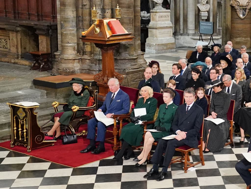 <b>Acude al funeral de su esposo.</b> En marzo de 2022, la reina no puede acudir al servicio por el Día de la Mancomunidad que se celebra en la Abadía de Westminster. Sin embargo, el 29 de ese mes sí asiste a un memorial por su fallecido esposo, el príncipe Felipe, quien murió en abril de 2021 a los 99 años.