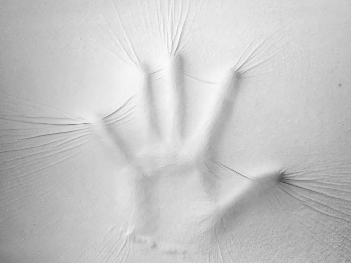 <b>Memory Foam (espuma con efecto de memoria, en español)</b>
<br>
<br>Su nombre original es espuma viscoelástica, un curioso material que se adapta suavemente a las partes del cuerpo. Es ampliamente utilizado en almohadas, colchones y otros artículos. 
<br>
<br>
<a href="https://www.nasa.gov/offices/oct/40-years-of-nasa-spinoff/memory-foam"><u>Fue desarrollada por la NASA en 1987</u></a>, cuando buscaba una forma de mantener a los pilotos de prueba acolchados y cómodos durante las largas horas de trabajo.