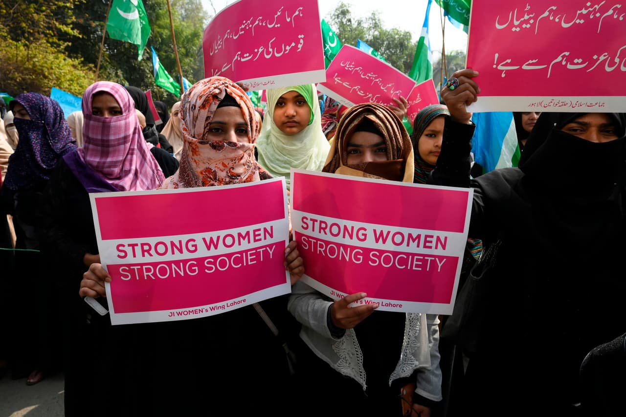 Una gran convocatoria tuvo la concentración de Pakistán, que movilizó incluso a mujeres de sectores religiosos conservadores.