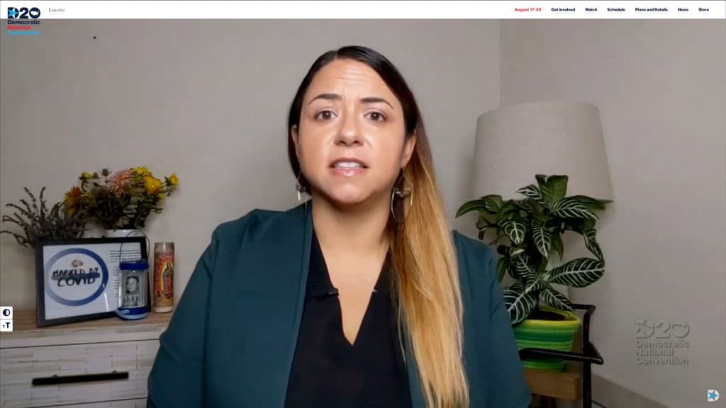 Kristin Urquiza, cuyo padre murió de coronavirus, dio un sentido discurso en la Convención Demócrata. "Mi padre era un hombre sano de 65 años. 
<b><a href="https://www.univision.com/shows/noticiero-univision/su-condicion-preexistente-fue-haber-confiado-en-trump-joven-culpa-al-presidente-de-la-muerte-de-su-padre-por-covid-19-video">Su única condición preexistente era confiar en Donald Trump</a></b>, y por eso, pagó con su vida”, dijo Urquiza. 
<b>"El coronavirus ha dejado claro que hay dos Estados Unidos: el que vive Donald Trump y en el que murió mi padre, puntualizó.</b>
<br>