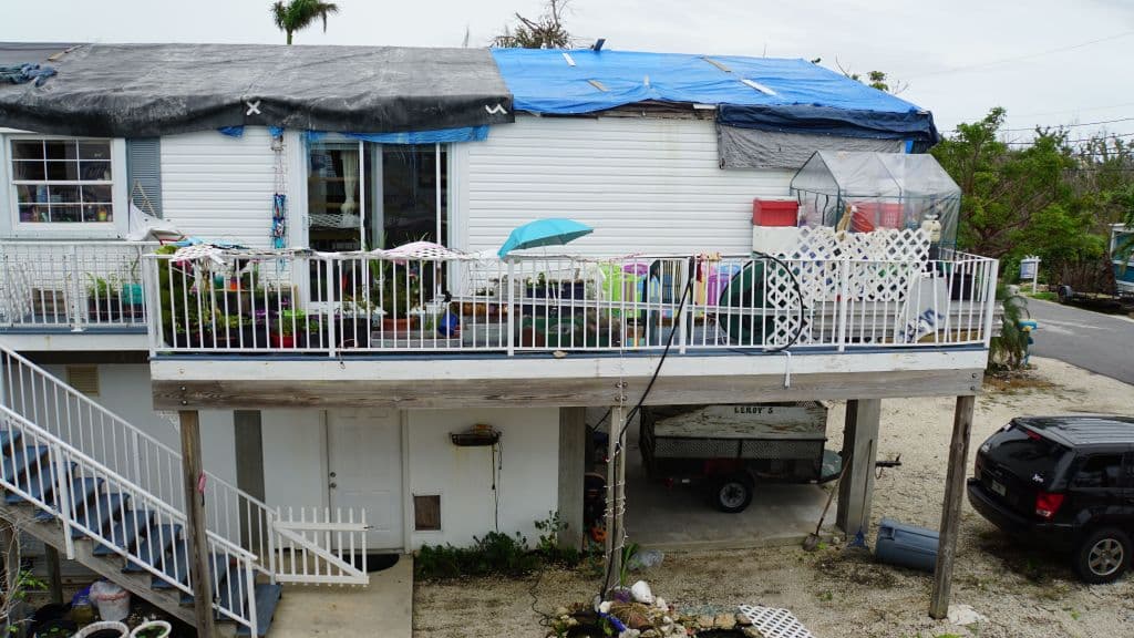 Unas lonas cubren una casa con el tejado aún sin reparar tras los daños causados por el huracán Irma en Big Pine Key, Florida, en 2017.