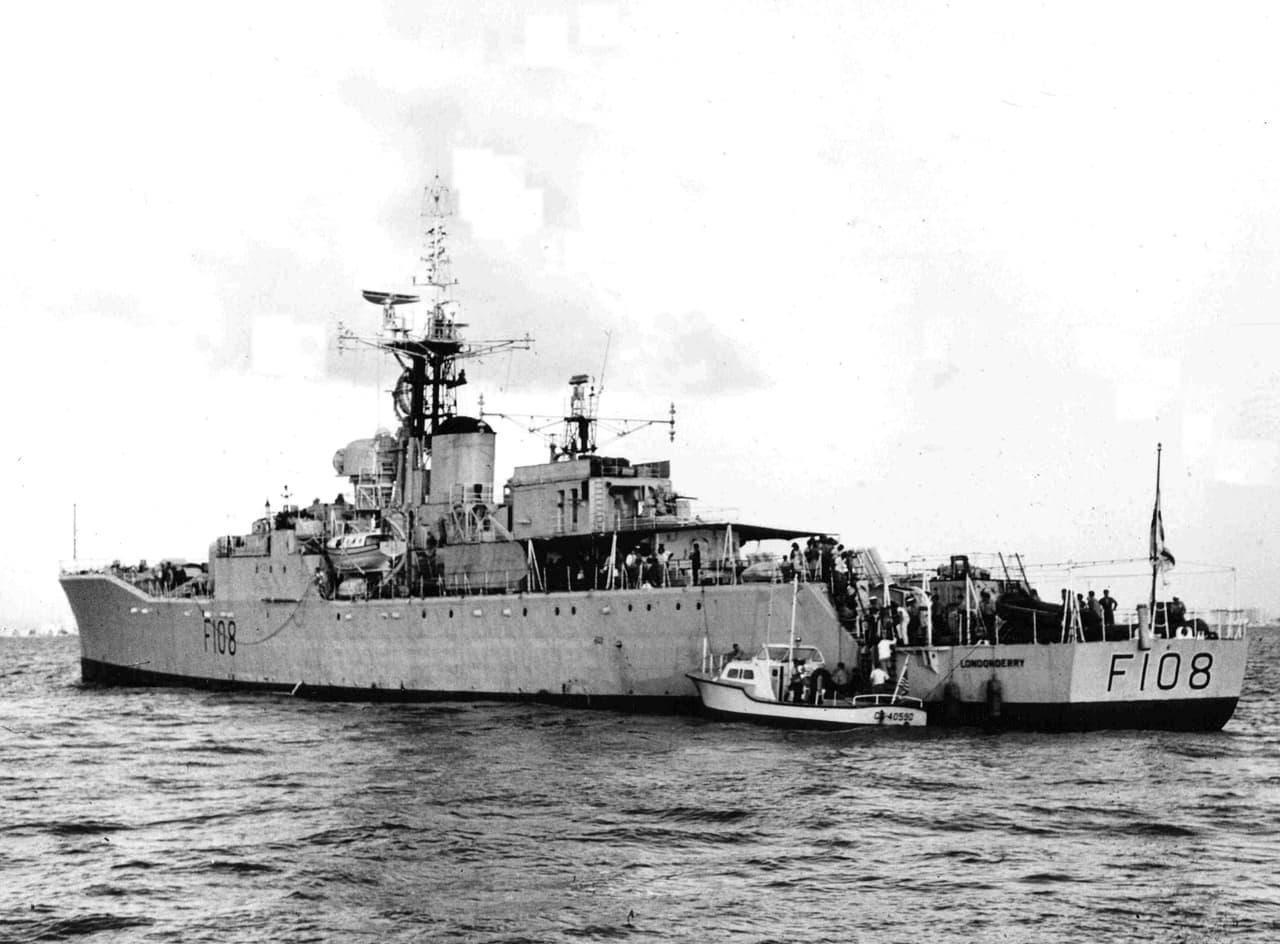 <b>Camairoca. </b>En 1965 Fidel Castró anunció que el pequeño puerto pesquero de Camarioca, al norte de la provincia de Matanzas, sería abierto para recibir a las embarcaciones de cubanos que, procedentes de Estados Unidos, viajaran a la isla para recoger a sus familiares. Por esa vía salieron de inmediato casi 3,000 cubanos. En las semanas siguientes otros 2,000 viajantes fueron recogidos en barcos alquilados por el gobierno de Estados Unidos. En la foto, un barco de la guardia costera de EEUU traslada refugiados cubanos que abandonaron la isla a través del puerto de Camairoca, el 4 de mayo de 1964.
<br>