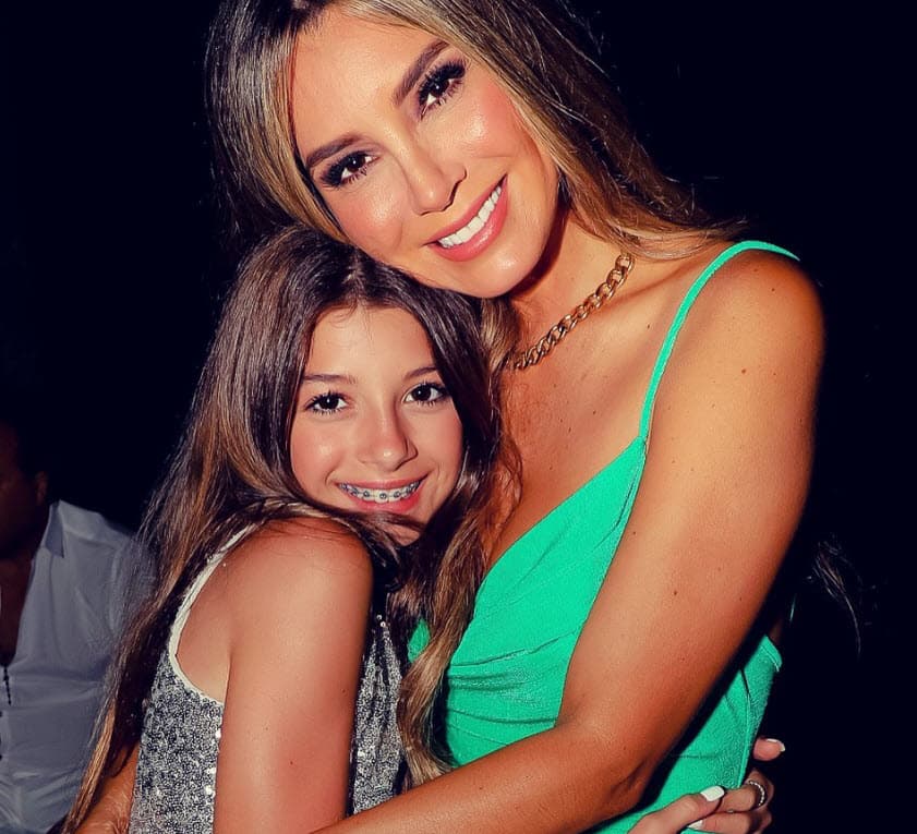 La primera en felicitarla fue su madre, quien con esta foto y un mensaje escrito en inglés le expresó su amor. 
<br>