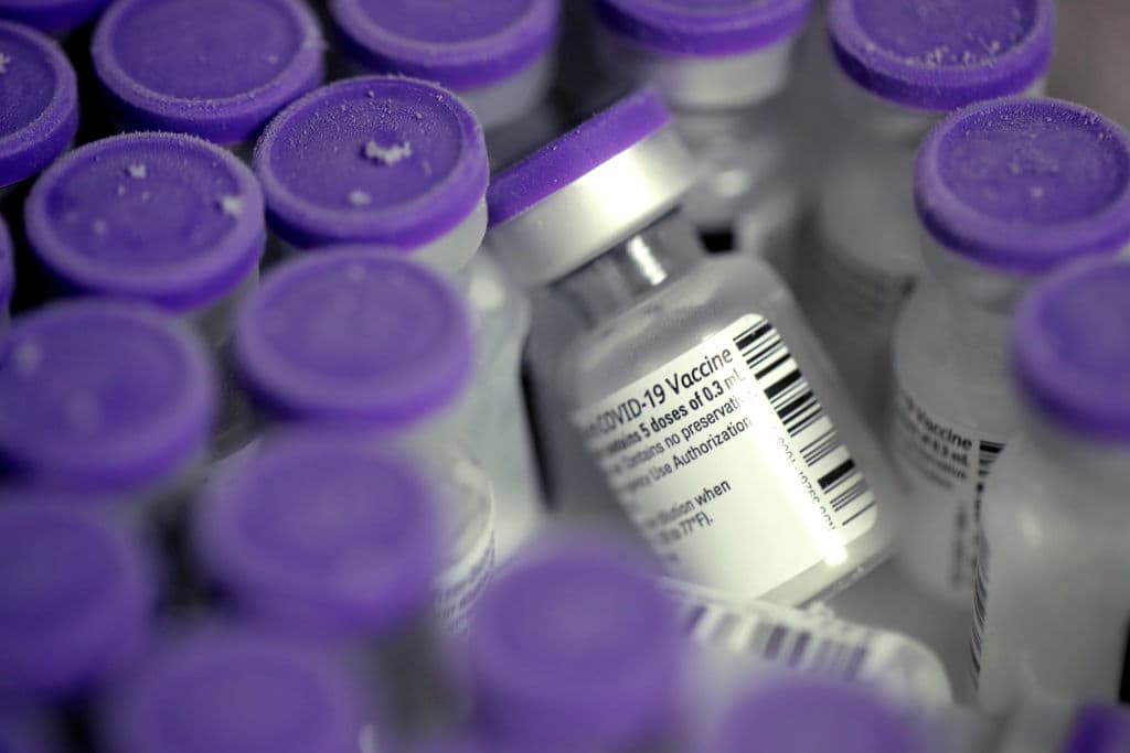 Autoridades del estado y también expertos de la salud han reiterado que las 
<a href="https://www.univision.com/local/chicago-wgbo/vacuna-covid-19-chicago-donde-cuando-puedes-ponertela">vacunas</a> contra el coronavirus disponibles son efectivas contra variantes del virus, pero las tasas de vacunación han disminuido significativamente en las últimas semanas.