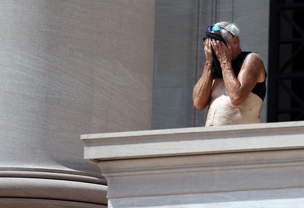 Si bien el foco del calor más intenso estará en el interior de California, también habrá un calor inusual en otras zonas del oeste. Denver, por ejemplo, llegará a los 90 grados Fahrenheit, algo que -según indicó el meteorólogo Chris Bianchi en Twitter- no ha ocurrido en 150 años, reportó el 
<i>Washington Post</i>. 
<br>Salt Lake City, en Utah, que ya alcanzó un récord de 102 grados el 31 de agosto, volverá a ver temperaturas nunca vistas en estas fechas. En 
<b>Phoenix</b> (Arizona) el termómetro podría marcar los 
<b>109 grados el domingo</b>; mientras que en 
<b>Las Vegas</b> los días más calurosos serán sábado y domingo con 
<b>110 grados.</b>