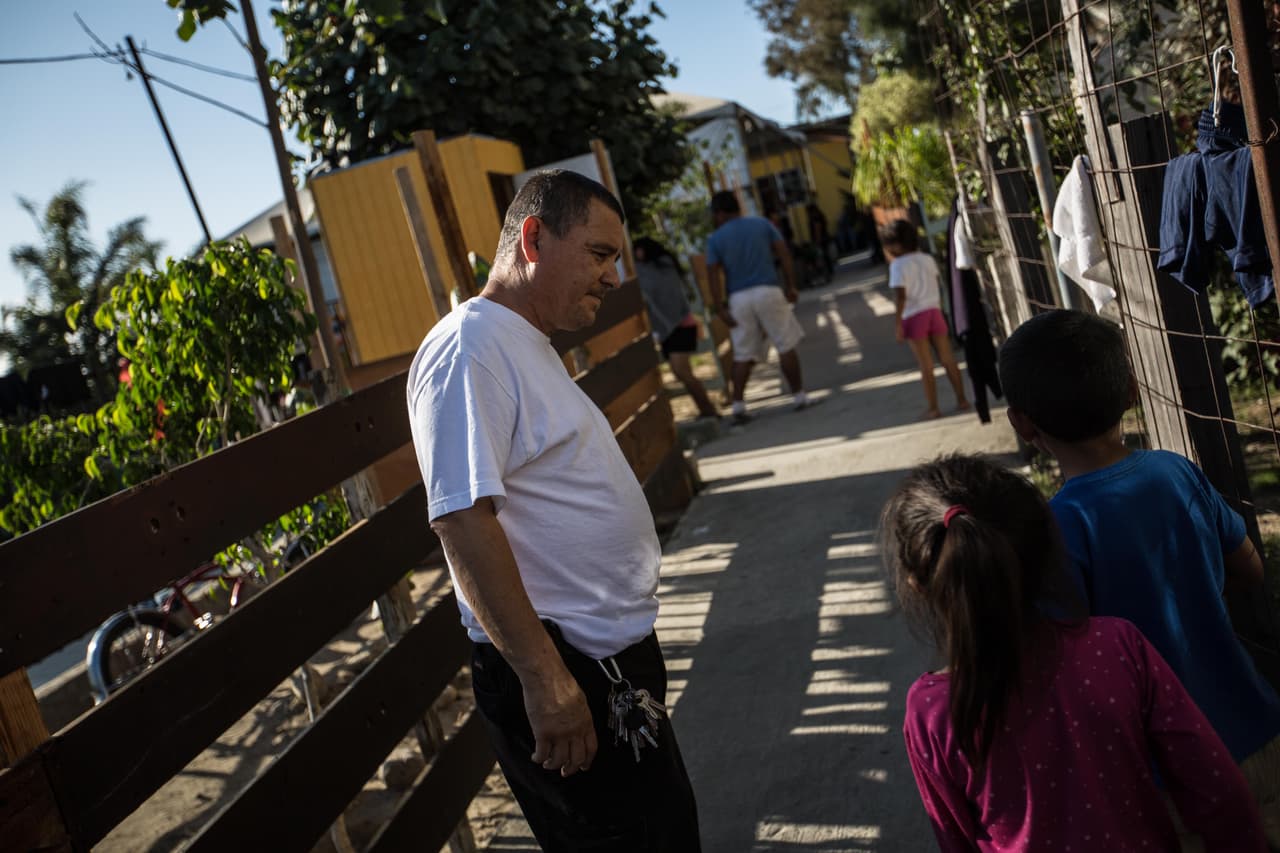 "Los inmigrantes vienen con la ilusión de que si no tienen dinero les asignarán un abogado, pero se decepcionan porque eso no ocurre", dice el pastor Alberto Rivera, que dirige el albergue Ágape, también en Tijuana. Cuenta que ve cómo los migrantes llegan con una hoja que les dan en Estados Unidos con una lista de posibles abogados probono y organizaciones sin fines de lucro: "Pero 
<b>ellos llaman y llaman y cuando les contestan les dicen que están saturados". </b>Hasta albergues como Ágape llegan personas que les dan asesoría legal, pero que en muchos casos no son abogados, explica: "Les dicen cómo llenar los documentos, pero 
<b>en algunos casos ha habido dificultades porque han llenado formularios de forma errónea".</b>