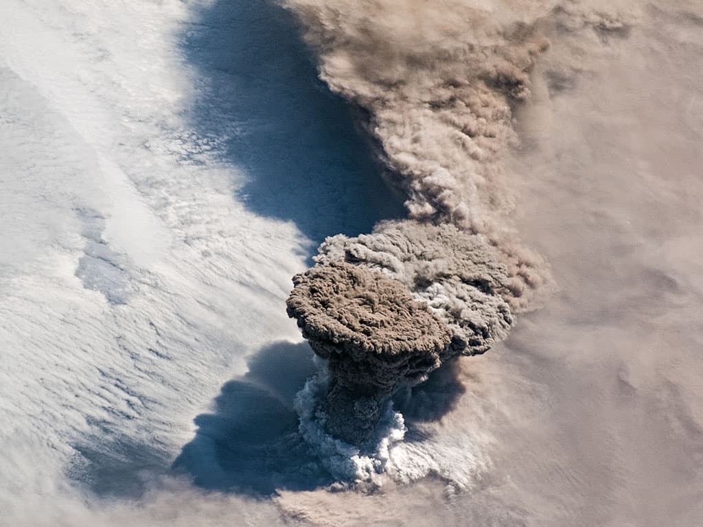<b>Erupción de Raikoke. FINALISTA. </b>El volcán Raikoke en las islas Kuriles, en el Pacífico Norte, rara vez entra en erupción. Esta foto del 22 de junio de 2019, cuando una gran columna de cenizas y gases volcánicos se disparó desde su cráter de 700 metros de ancho. Varios satélites, así como los astronautas en la Estación Espacial Internacional, observaron el humo. 
<br>