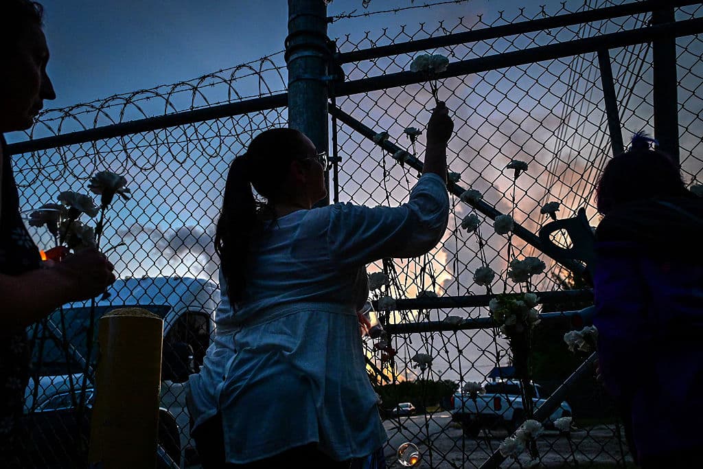Entre los manifestantes había quienes rogaban para que mejoraran 
<b>las condiciones en que sobreviven los detenidos</b> en Krome. Uno de los inmigrantes ingresados confesó, en entrevista con Univision Miami, que llevaba 
<b>"cinco días" sin poder bañarse</b>.
