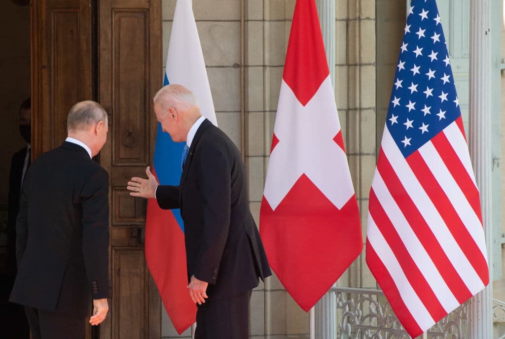 Tras el saludo, Biden invitó a su homólogo a entrar al edificio, en un gesto propio de quien actua de anfitrión, de dueño del patio.
