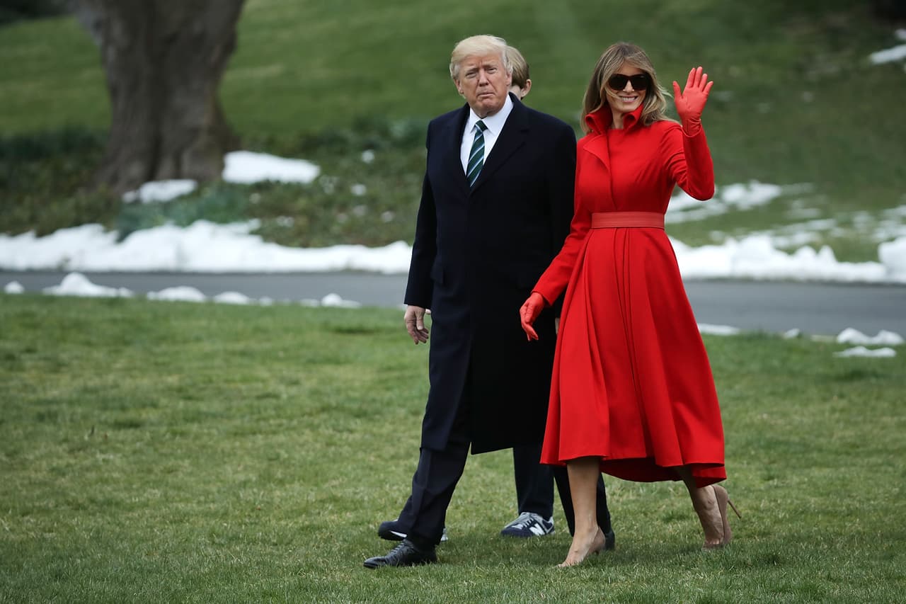 El rojo ha sido su mejor aliado en sus recientes apariciones. Parece que es el color con el que prefiere ser vista en público y lo ha elegido para visitar de nuevo su casa de campo en Mar-a-Lago, Florida. Recontando su armario, no es difícil reconocer que ha llevado el rojo con especial insistencia desde que su esposo está en el poder, quizás como un reclamo de protagonismo. Melania Trump suele mostrarse lejana de los tonos pasteles, favoritos por el contrario de Ivanka Trump. La primera dama prefiere enseñarse contudente, con tonos compactos y, quien sabe, hacer de eso un eco de su carácter.