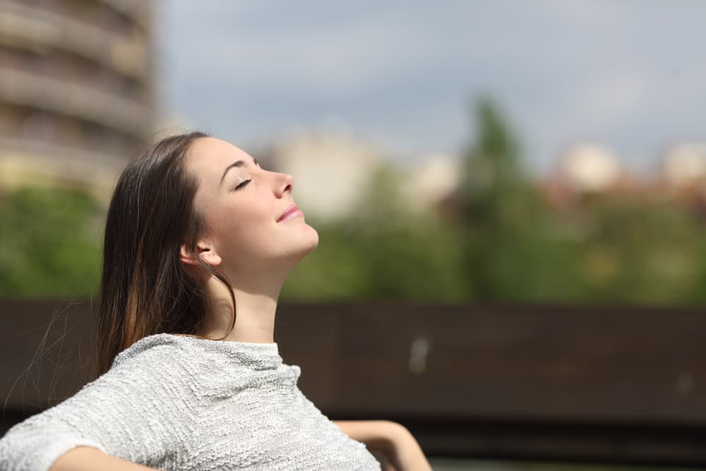 Enciende la vela verde. Concéntrate en tu deseo e imagina que te lo conceden. Envía al universo tu pedido a través de tu energía y motivación.