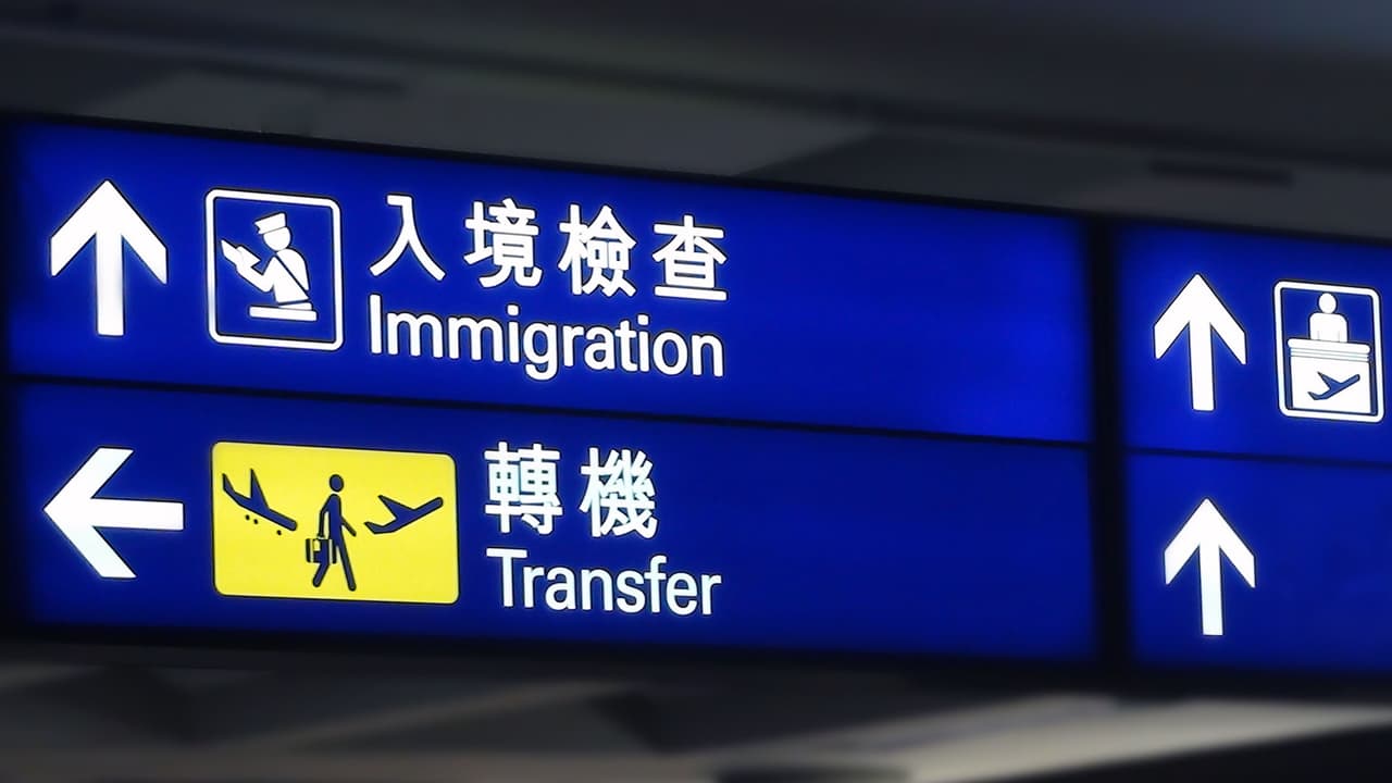 <b>Puesto 10. Aeropuerto Internacional de Hong Kong</b>
<br>
<br>Skytrax, una compañía que estudia el desempeño de los aeropuertos y las aerolíneas, lanzó su primera encuesta global de satisfacción de usuarios de aeropuertos en 1999. Desde entonces, los mejores del ranking son considerados 
<a href="https://www.worldairportawards.com/hamad-international-airport-is-named-the-worlds-best-airport/"><u>un punto de referencia de calidad para la industria aeroportuaria mundial</u></a>.
<br>