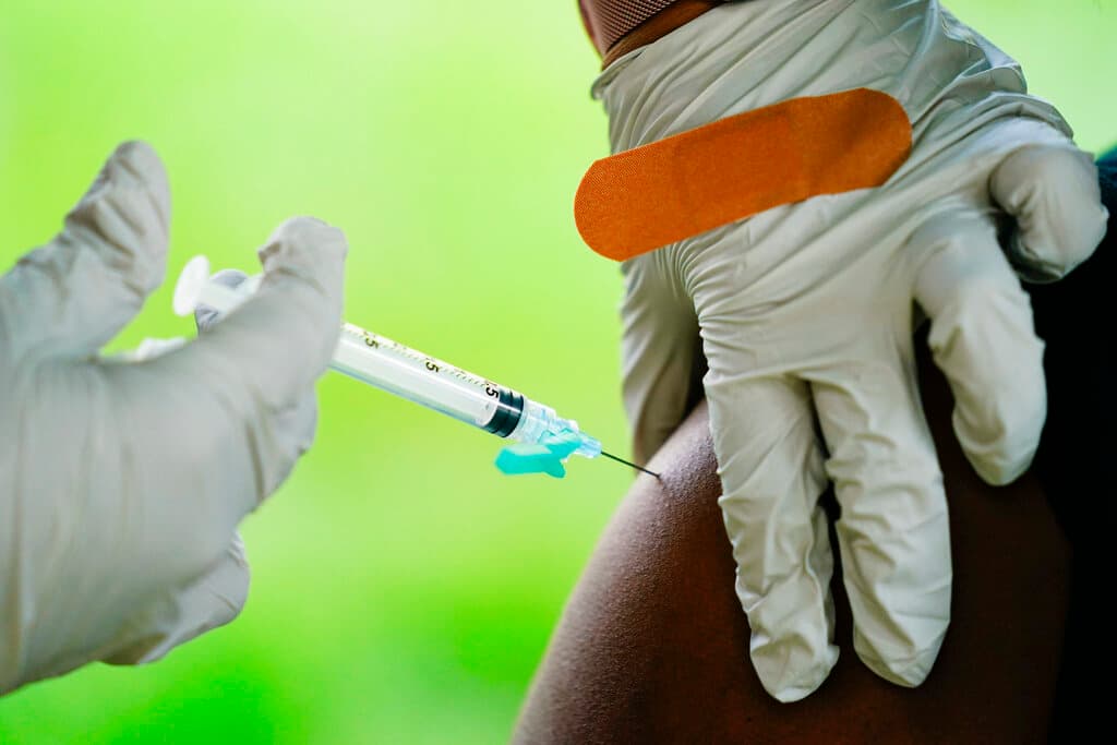 La FDA evalúa una nueva estrategia en la vacunación contra el covid-19: ¿en qué consiste?