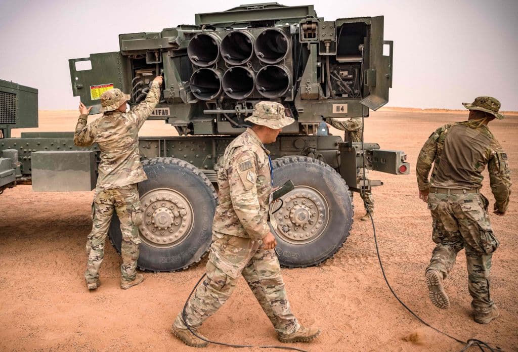 Un soldado estadounidense pasa junto a un vehículo lanzador M142 High Mobility Artillery Rocket System (HIMARS), durante el ejercicio militar "African Lion" en la región de Grier Labouihi, en el sureste de Marruecos, el 9 de junio de 2021.