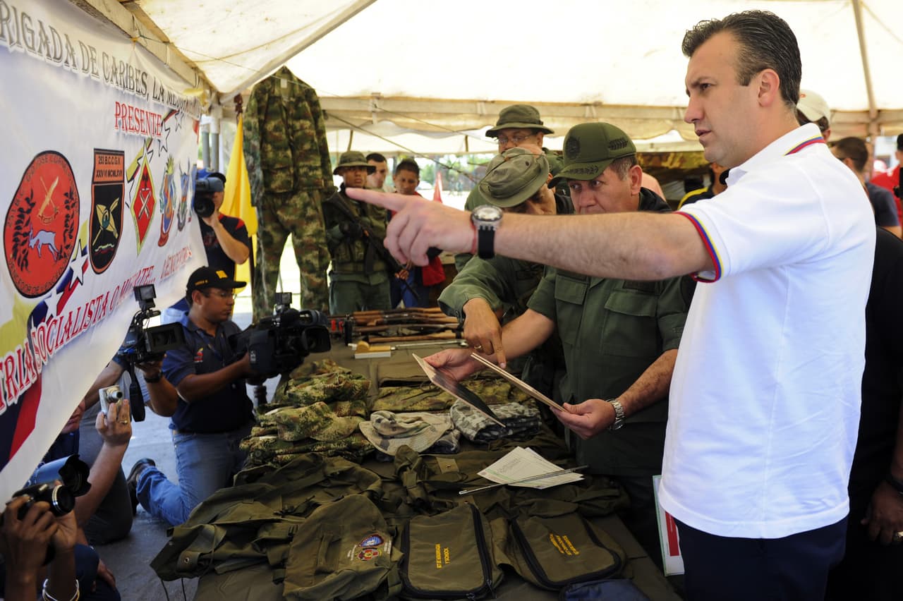 Tareck El Aissami muestra a los medios material confiscado en un laboratorio de drogas desmantelado por las autoridades venezolanas, en agosto de 2011. El entonces ministro del interior y justicia exponía los logros de un operativo contra el narcotráfico llamado “Operación Sierra”, en la frontera con Colombia.