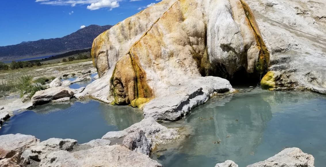 <b><a href="https://goo.gl/maps/rkRqvpodVHCxfTNQ6" target="_blank">Travertine Hot Springs </a></b>ofrece cuatro piscinas calientes naturales, a una temperatura promedio de 102ºF. Ubicadas muy cerca de la ciudad de Bridgeport, en el condado de Mono, la belleza del lugar promete una experiencia inolvidable. 
<br>
<b>Saliendo de Fresno, son al menos 5 horas en vehículo en dirección hacia la montaña</b>. Puedes acceder por la carretera 395, pero debes poner mucha atención a la ruta, puesto que el camino no está bien señalizado.