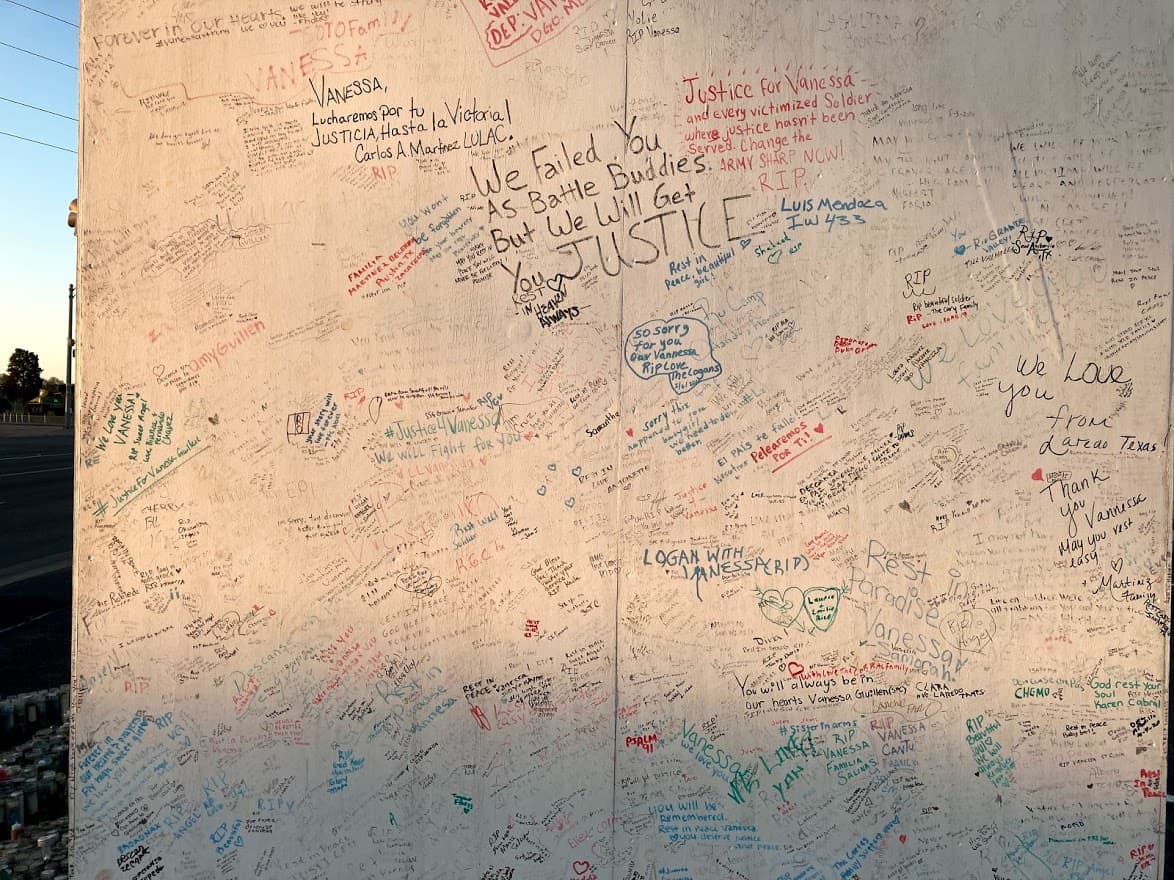 La parte trasera de un mural a Vanessa Guillén cerca de la entrada de la base militar de Fort Hood donde fue asesinada. Contiene cientos de mensajes de buenos deseos. "Te hemos fallado como compañeros de batalla, pero te haremos justicia".