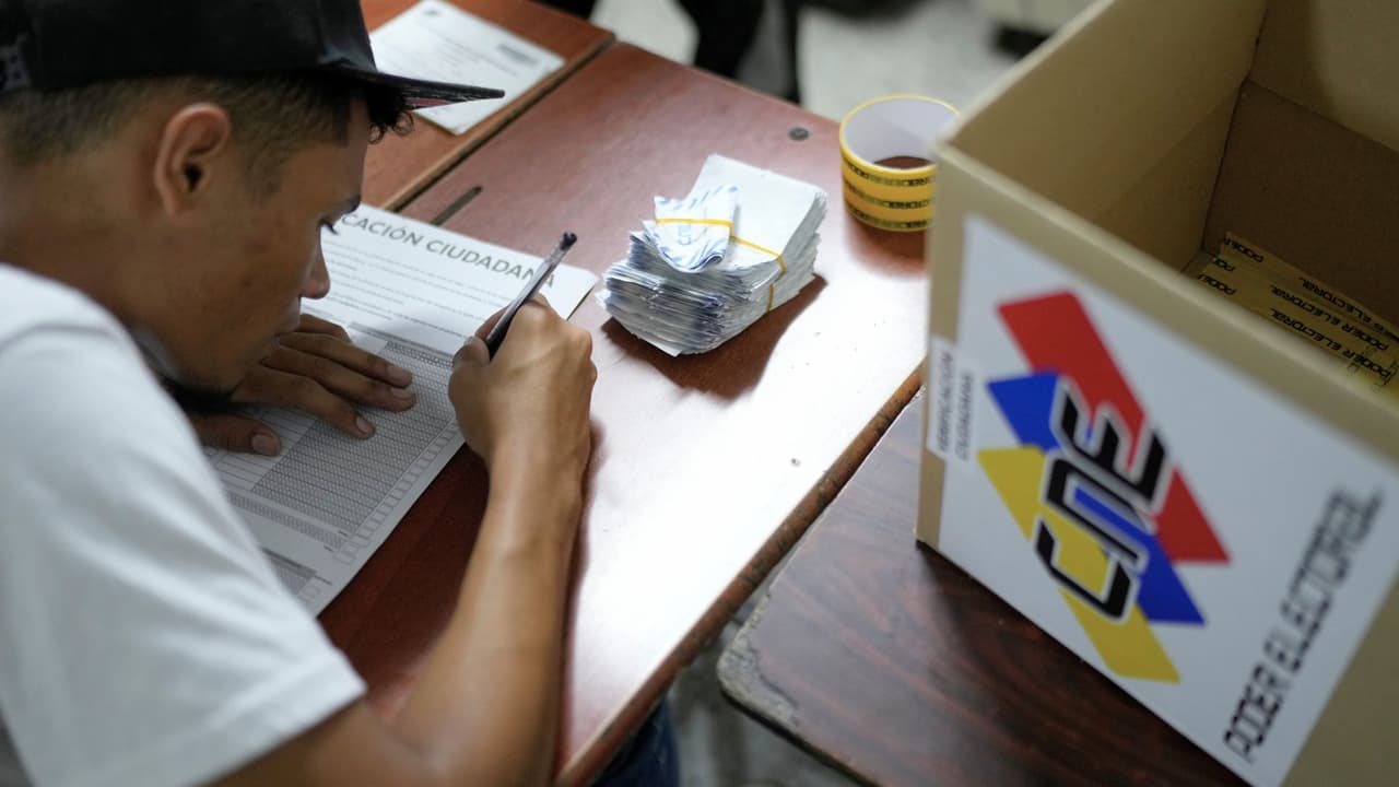 Caridad enfatiza 
<b>la importancia de la unidad y el apoyo mutuo entre los venezolanos fuera del país</b>: "Aquí no importa el partido político ni el color, lo que importa es que dejaste una casa en Venezuela, y que tienes un primo, a tu mamá, a tu papá, esposo, esposa, tienes un amigo, una amiga. Por eso te pedimos que esa cajita de agua, de refrescos, esa arepa, esa logística, tú la ayudas a financiar".