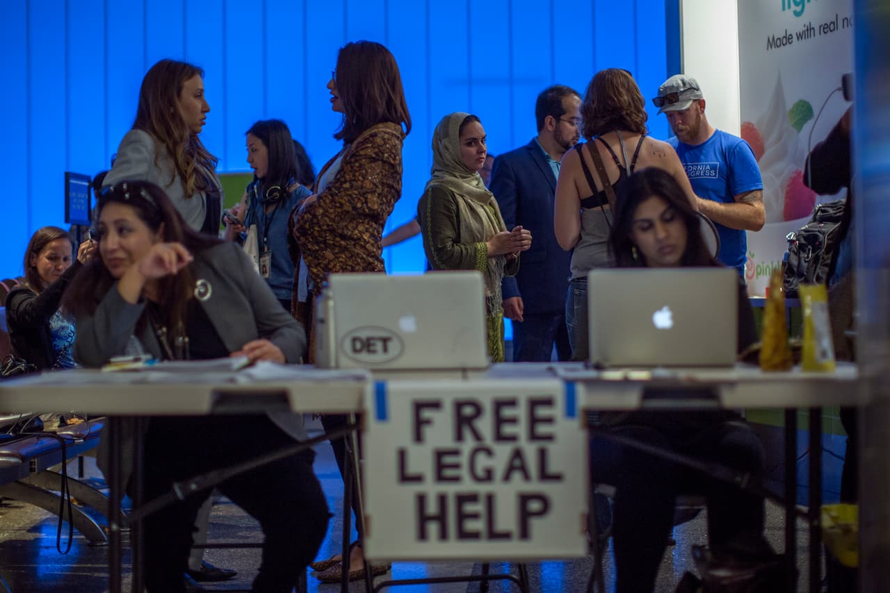 Tienes derecho a un abogado. Si los agentes intentan entrar a su casa a la fuerza, dígales que “no autoriza la entrada” y pida hablar con un representante legal. Organizaciones como 
<a href="https://www.univision.com/local/los-angeles-kmex/ante-los-posibles-operativos-de-ice-te-contamos-quienes-estan-en-riesgo-y-lo-que-debes-tener-preparado-video">CHIRLA</a>, 
<a href="https://www.univision.com/local/los-angeles-kmex/conoce-tus-derechos-el-operativo-informativo-para-inmigrantes-bajo-amenaza-de-deportacion-en-los-angeles">CARECEN</a> y la 
<a href="https://www.univision.com/local/los-angeles-kmex/no-deben-tener-tanto-miedo-porque-hay-derechos-los-esfuerzos-en-los-angeles-ante-operativos-de-ice-contra-indocumentados-video">Oficina de Asuntos Migratorios de Los Angeles</a> pueden ayudarle.
<br>