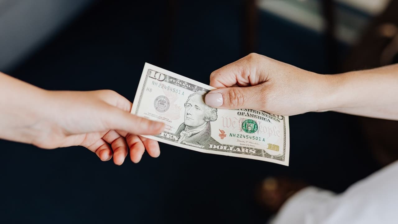 <b>Declarar las propinas a su empleador, a menos que el total sea menos de $20 por mes por empleador</b>: Las propinas en efectivo son toda propina recibida de clientes, propinas electrónicas (por ejemplo pagadas en tarjeta de crédito o débito), propinas distribuidas al empleado por su empleador, y las propinas recibidas de otros empleados como parte de cualquier arreglo de compartir propinas.