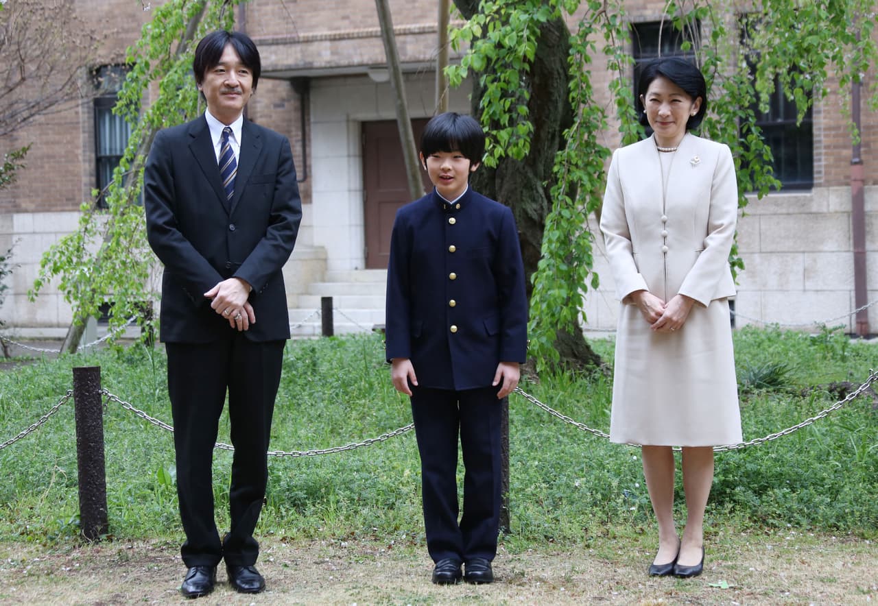 La familia real japonesa tiene solo tres herederos al trono: Akishino, de 55 años, hermano del emperador Naruhito y padre de Mako; Hisahito, de 15 años, hermano de Mako; y Masahito, tío del emperador, de 85 años.