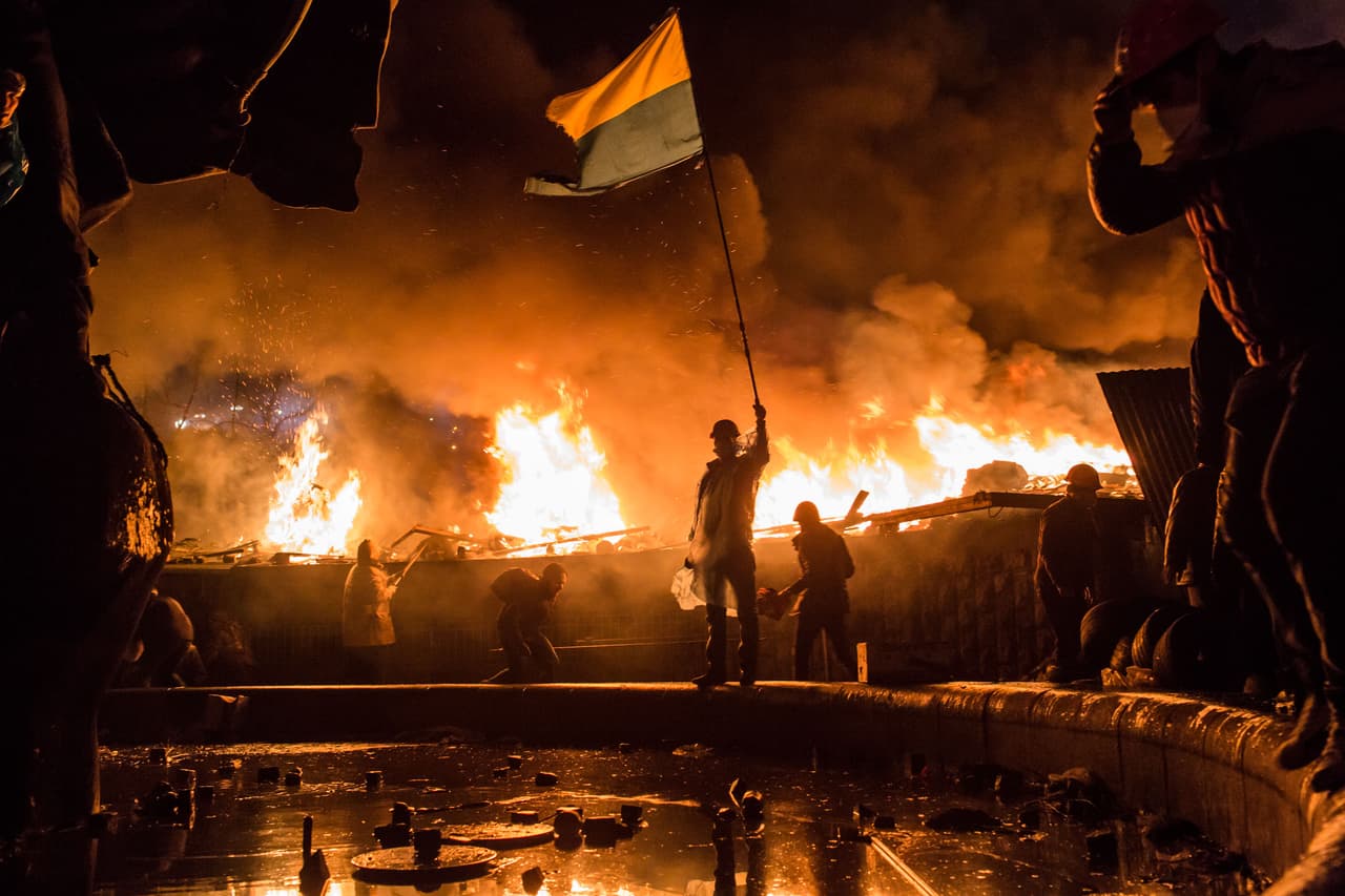 <b>La revolución de la plaza Maidán y el acecho de Rusia a Crimea (2013-2014)</b>
<br>
<br>Yanukovych anunció que se negaría a firmar un acuerdo de asociación con la Unión Europea para llevar a Ucrania a un tratado de libre comercio, lo que provocó enormes y violentas refriegas entre manifestantes y policías. Los protestantes tomaron la plaza Maidan de Kiev (en la foto) y ocuparon edificios gubernamentales para exigir la renuncia de Yanukovych, quien finalmente huyó a Rusia.
<br>
<br>El nuevo gobierno acusó a Yanukovych de asesinar masivamente a manifestantes en la plaza Maidan y emitió una orden de arresto contra él. Rusia declaró que el cambio de gobierno de Ucrania fue un golpe de estado y casi de inmediato militares rusos aparecieron en los puestos fronterizos de la península de Crimea.
<br>