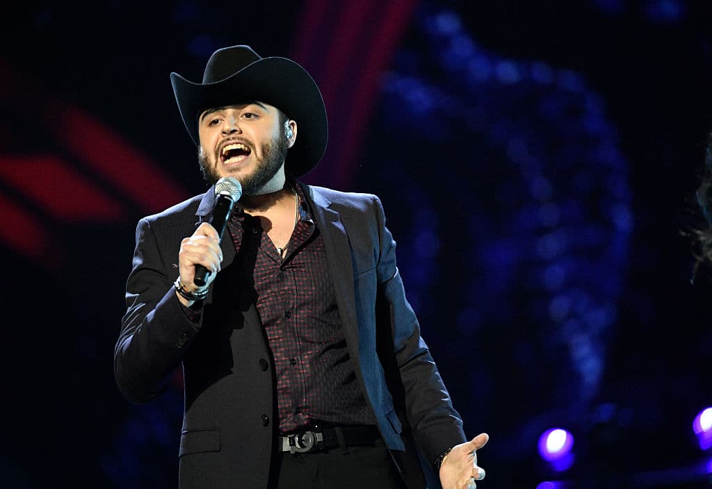 Aunque ahora el tema parece haber quedado en el olvido, 
<a href="http://www.univision.com/noticias/violencia-de-genero/gerardo-ortiz-paga-fianza-tras-ser-detenido-en-mexico-por-apologia-del-delito-en-un-video-musical ">Gerardo Ortiz fue acusado de apología del delito</a> y detenido en julio de 2016 por el polémico video ‘Fuiste mía’ que contiene escenas de violencia contra la mujer.