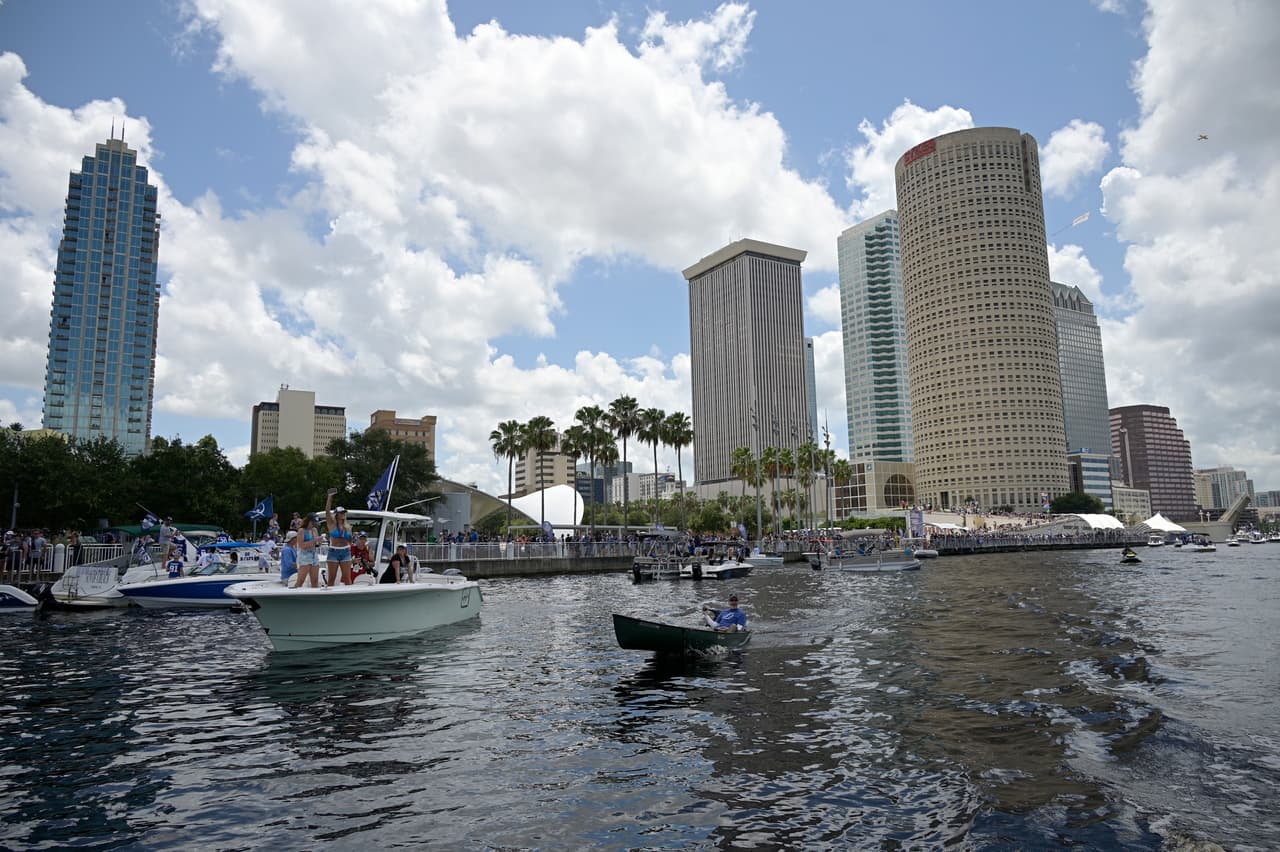 Ubicada en la costa oeste de Florida, Tampa es conocida por su bahía, playas y vida cultural. Aunque menos vulnerable que otras áreas, su topografía baja pone en riesgo las zonas verdes y urbanas cercanas a la costa. La ciudad también enfrenta posibles inundaciones en áreas residenciales debido a marejadas ciclónicas y tormentas.