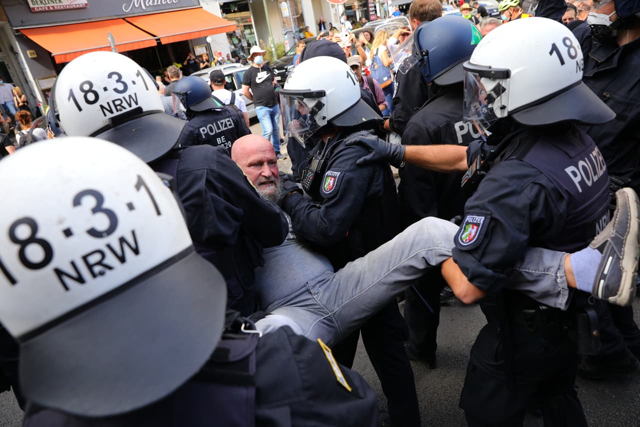 Algunos fueron removidos por los uniformados. Más tarde, el ministro del interior de Berlín Andreas Geisel dijo que alrededor de 200 manifestantes habían sido arrestados. Algunos de los participantes que se quedaron congregados cerca de la Puerte de Brandenburg, lanzaron rocas y botellas.