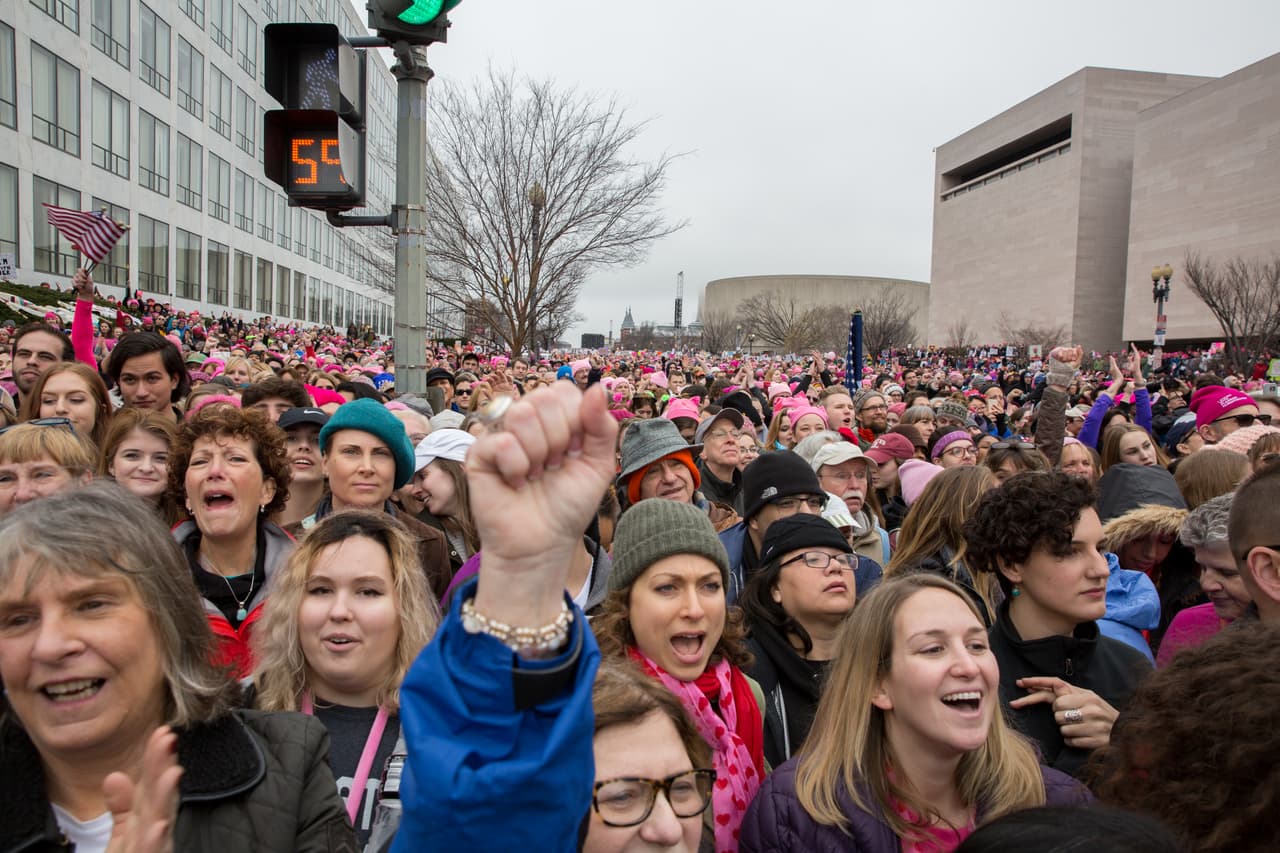 <b>La fuerza de las mujeres (21 de enero).</b> Una descomunal marcha convocada por los movimientos a favor de los 
<b><a href="https://www.univision.com/noticias/la-marcha-de-las-mujeres/escenas-de-la-multitudinaria-marcha-de-las-mujeres-en-washington-dc-fotos">derechos de las mujeres</a></b> llenó de activistas las calles de todo el país. Esta fotografía muestra una pequeña porción de la enorme concentración en Washington DC, donde intervinieron importantes personalidades a favor de las minorías contra el recién investido Donald Trump.