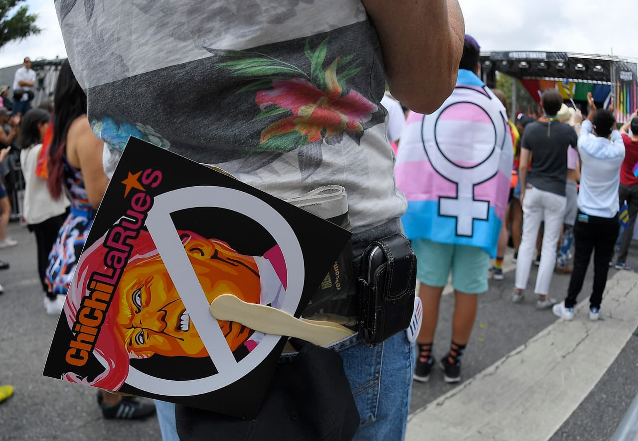 Un manifestante escucha a los oradores al final de la marcha LGBTQ #ResistMarch en West Hollywood, California.