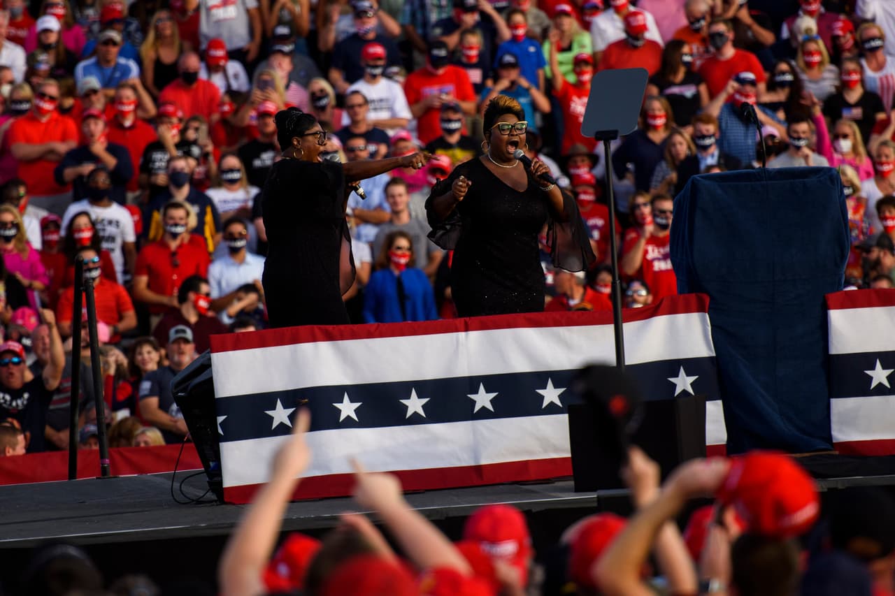 Las 'influencers' Diamond y Silk tomaron el escenario para respaldar al candidato.