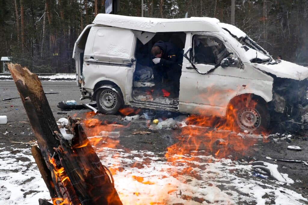 Daños en Brovary, en las afueras de Kiev, luego de cruentos enfrentamientos entre fuerzas invasoras rusas y militares ucranianos. El Ministerio de Defensa británico dijo haber registrado un aumento en los ataques aéreos y de artillería rusos sobre zonas urbanas en los dos últimos días.