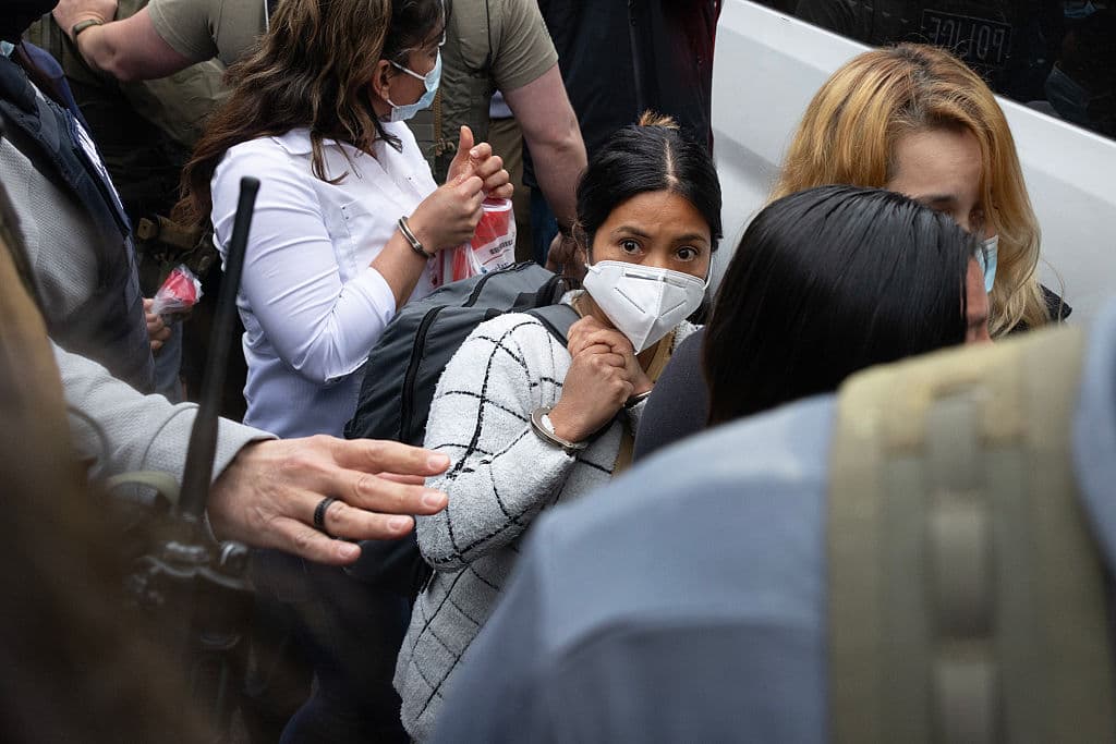 ICE explicó que las personas citadas eran parte del 
<b>programa Alternativas a la Detención (ATD)</b>, diseñado para monitorear a inmigrantes que no son ciudadanos mientras continúan con su proceso migratorio o se preparan para salir del país.