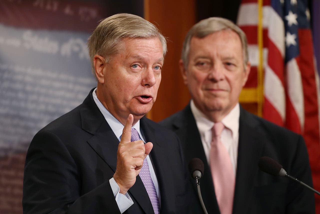 Los senadores Durbin y Graham presentan nueva iniciativa para dar residencia permanente a los dreamers