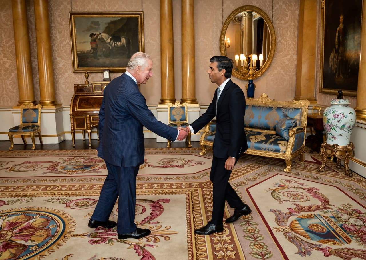 Rishi Sunak recibio el encargo de formar gobierno del rey Carlos III.