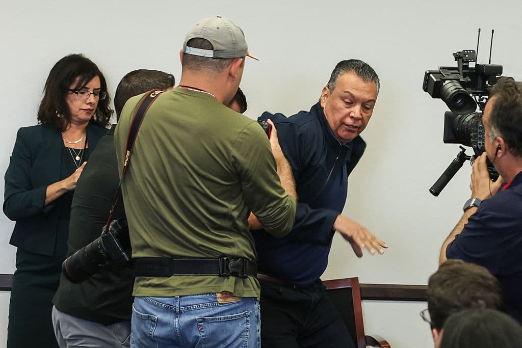 La escena escaló cuando los agentes de seguridad comenzaron a retirarlo hasta colocarlo boca abajo y esposarlo. "Me obligaron a tirarme al suelo", declaró más tarde el senador Padilla.