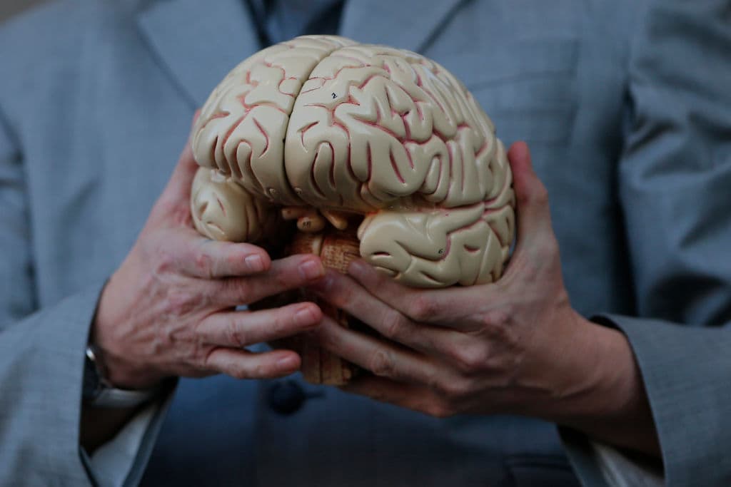 Hombre paralizado vuelve a 'hablar' gracias a un revolucionario implante cerebral
